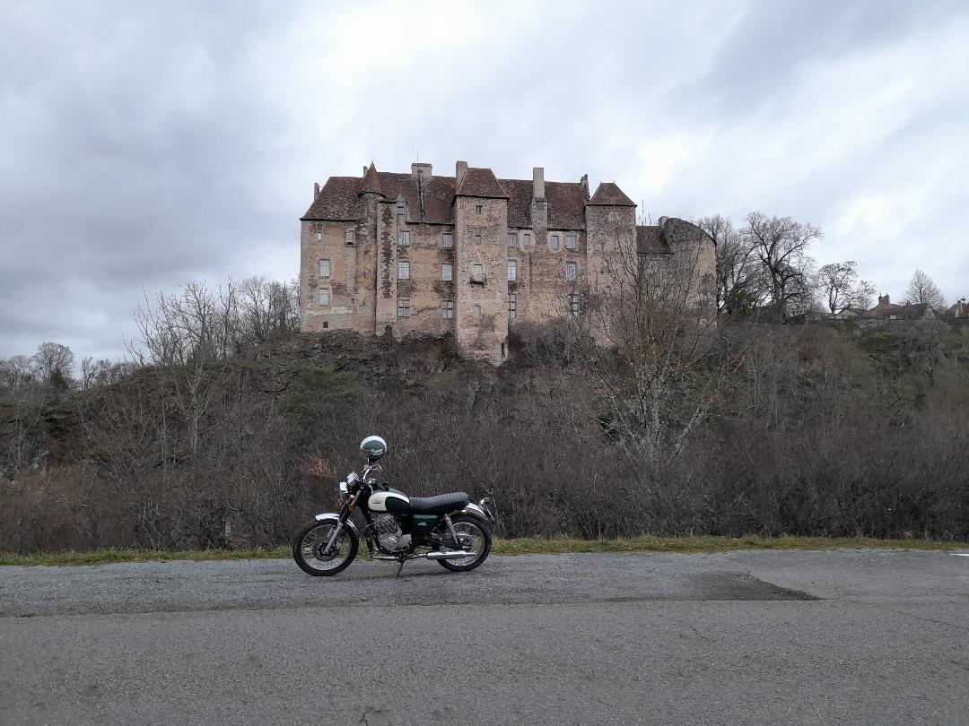 Mash 400 devant le château de Boussac.jpeg